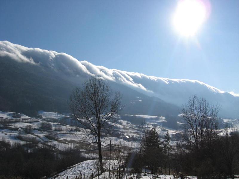 Cascade de nuage sur les Crêtes fin d'hiver Cascade de nuage sur les Crêtes fin d'hiver