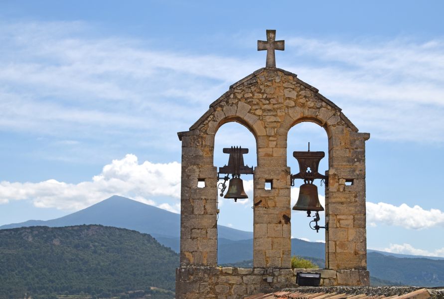 Suzette - clocher avec vue sur le Mont Ventoux