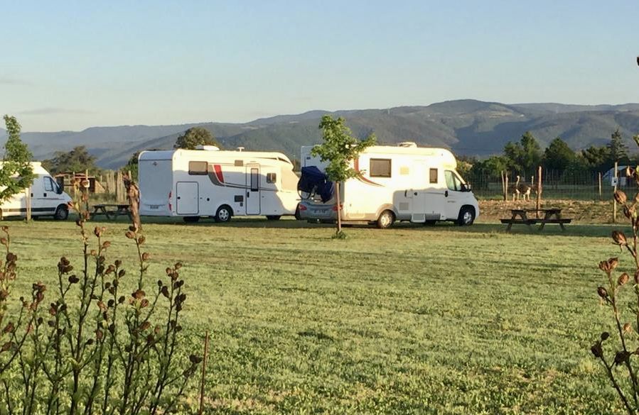 Aire d'accueil camping-cars à la Ferme de l'Autruche Drômoise