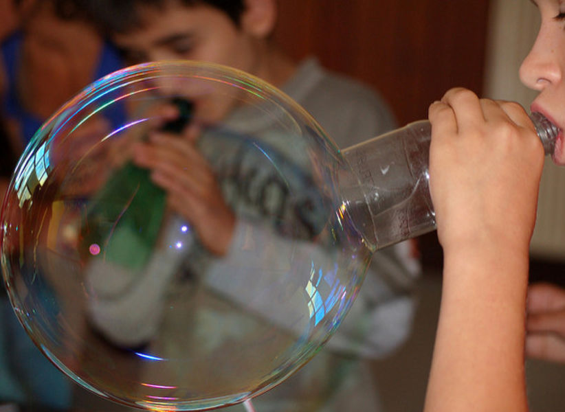 Un enfant qui fait une bulle