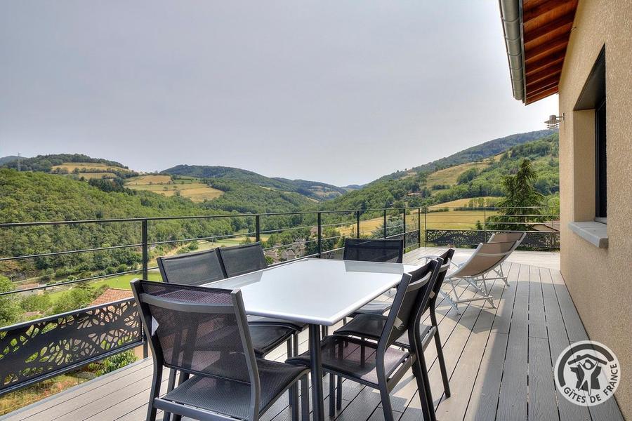 Gîte/maison de vacances indépendante \'La Belle Vie Là!\' à Saint-Forgeux (Rhône, Beaujolais, proximité Tarare et Lac des Sapins) :le salon de jardin sur la terrasse.