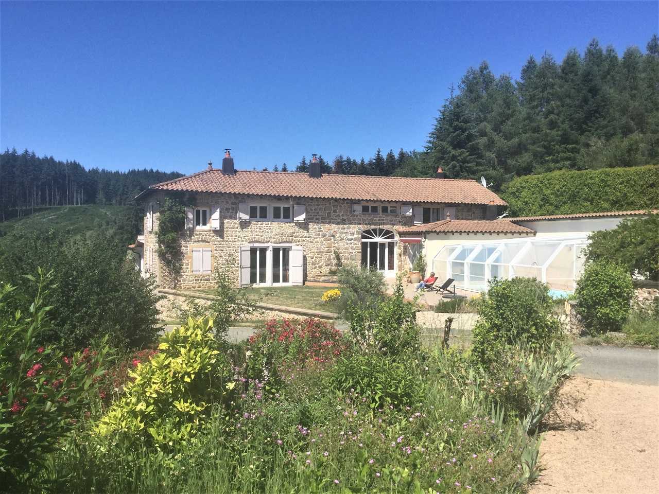 Gîte avec piscine privée 'Le Paradis Perdu' à Saint Igny de Vers (Rhône - Beaujolais Vert, limite Saône-et-Loire).