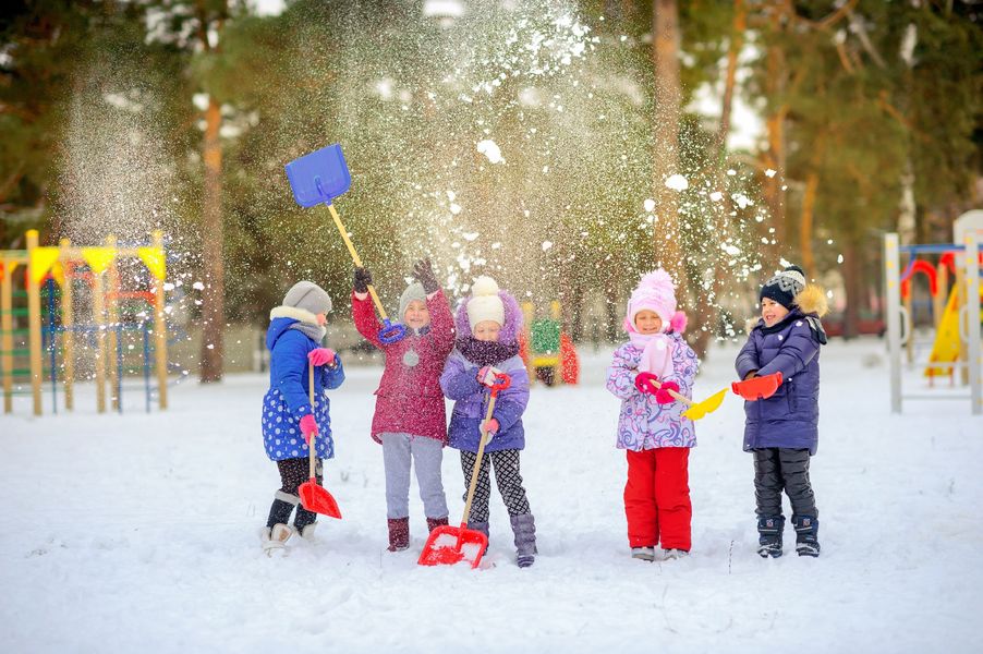 Des enfants jouent dans la neige
