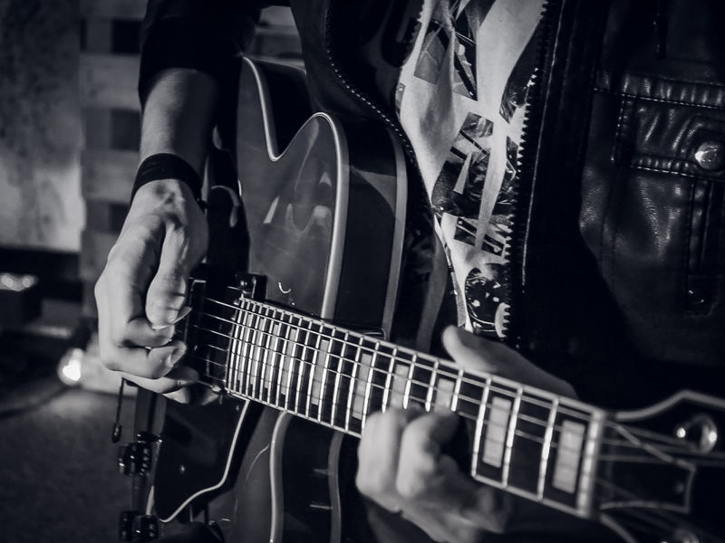 black-and-white-guitar