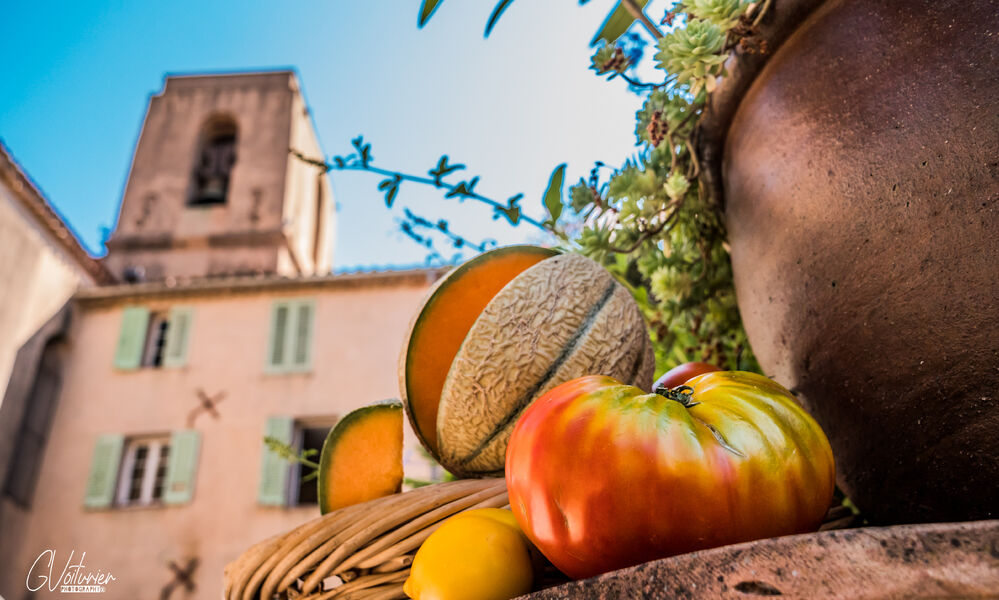 Eglise de Gassin jour de marché provençal - https://gassin.eu
