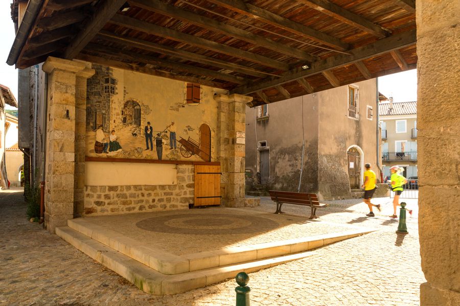 Thueyts - Place couverte - Marché aux cocons ©S.BUGNON