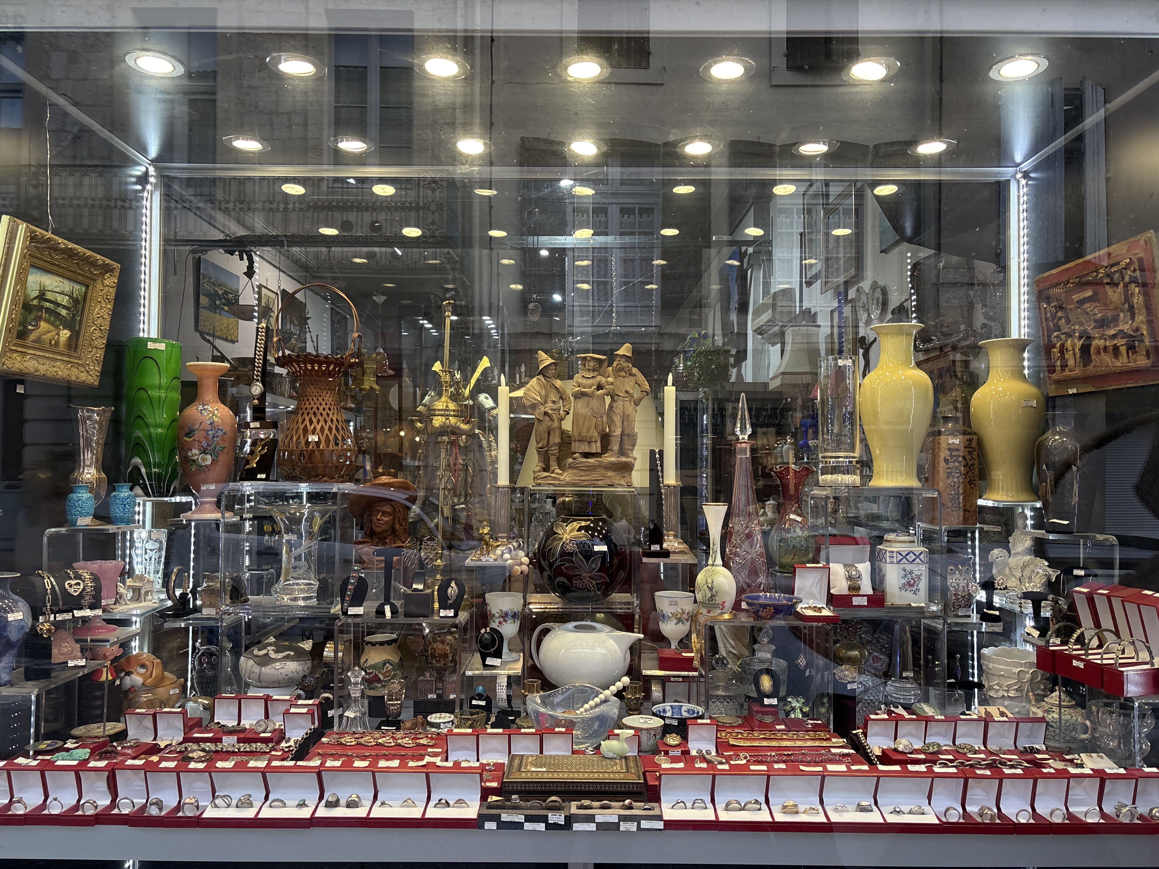 Une partie des vitrines de rues