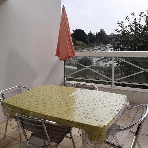 Terrasse donnant sur un plan d eau