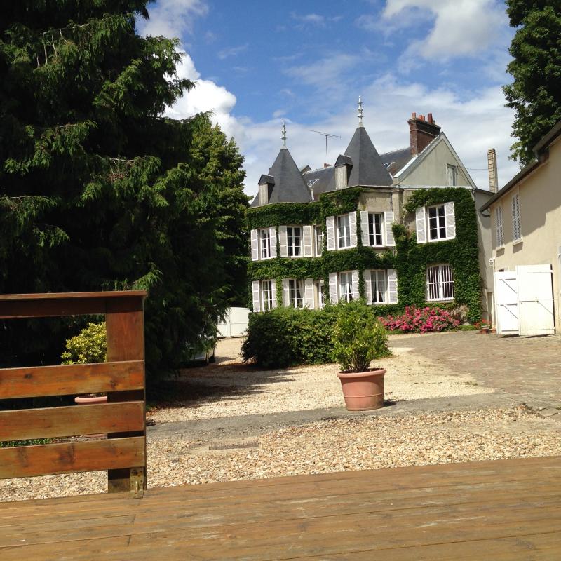 vue de la cour depuis la terrasse
