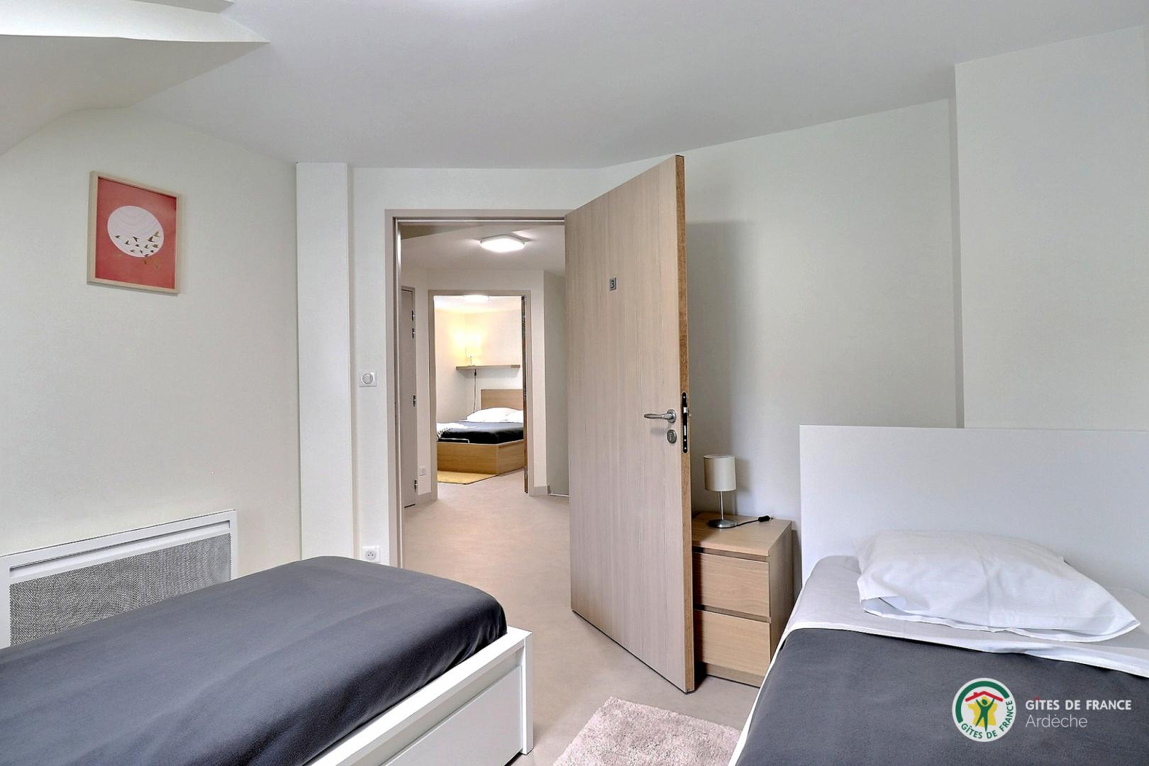 1er étage : chambre avec 2 lits en 90cm