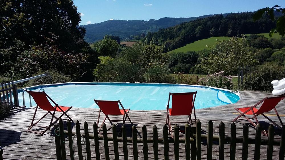 Gîte des Monneries à Poule-les Echarmeaux dans les Monts du Beaujolais - Proximité Col des Echarmeaux dans le Rhône : moments privilégiés au bord de la piscine commune ! location de vacances idéale en famille !