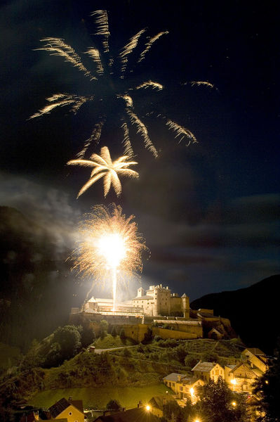 - © DunCan MacArthur Feu d'artifice lors de la fête patronale de Château Queyras - © DunCan MacArthur