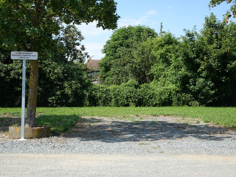 Vue dune place de parking camping-car