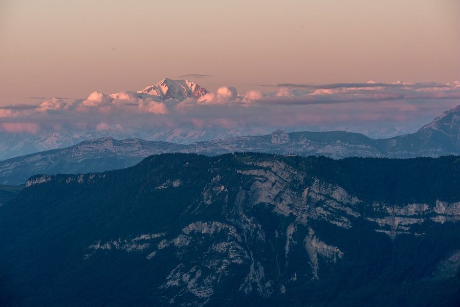 Sommet, relais du Mont du Chat