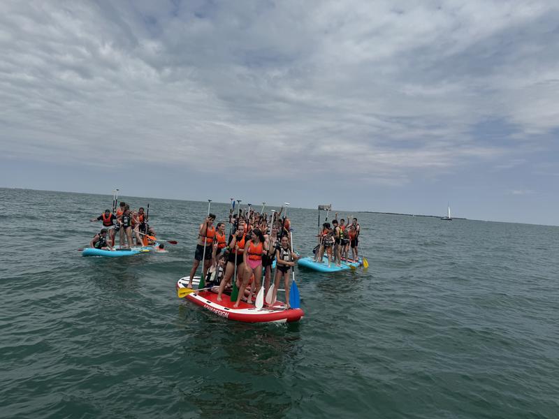 Une vingtaine d'enfants sur 4 paddles géants.