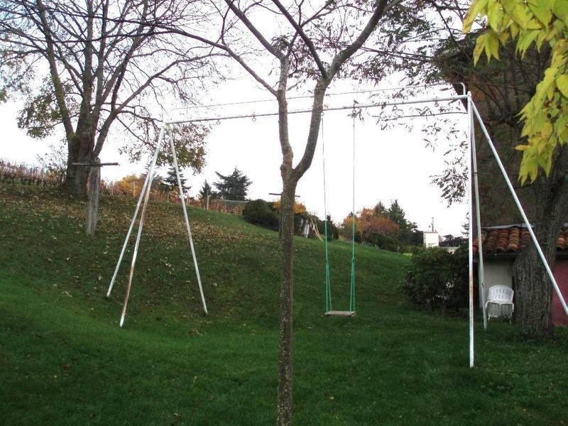 Gîte \'Les Micocouliers\' à Saint Loup, Vindry-sur-Turdine dans le Beaujolais - Rhône, proche de Tarare : le portique à disposition dans le jardin.