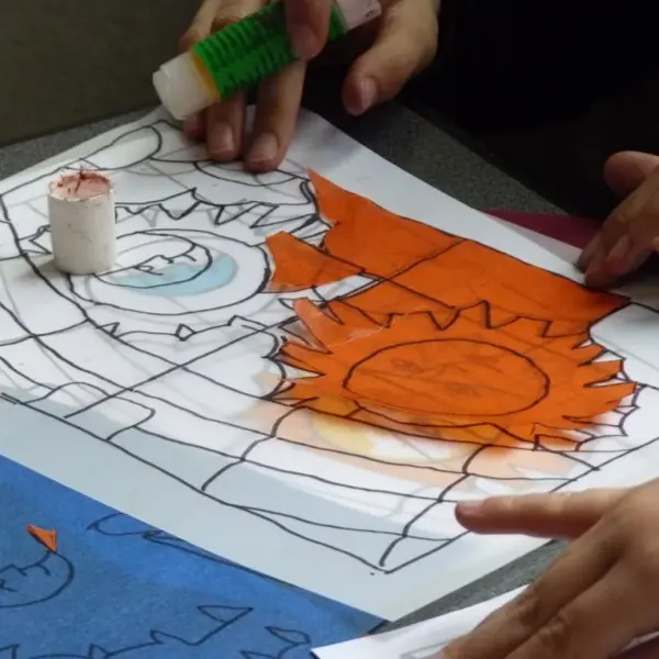 Photo d'une création de vitrail en papier 