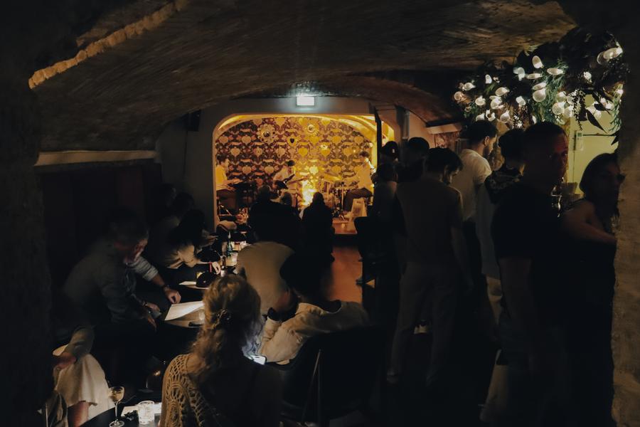 salle du bar, jazz concert, atmosphère cosy zitto bar à cocktail, port de nice
