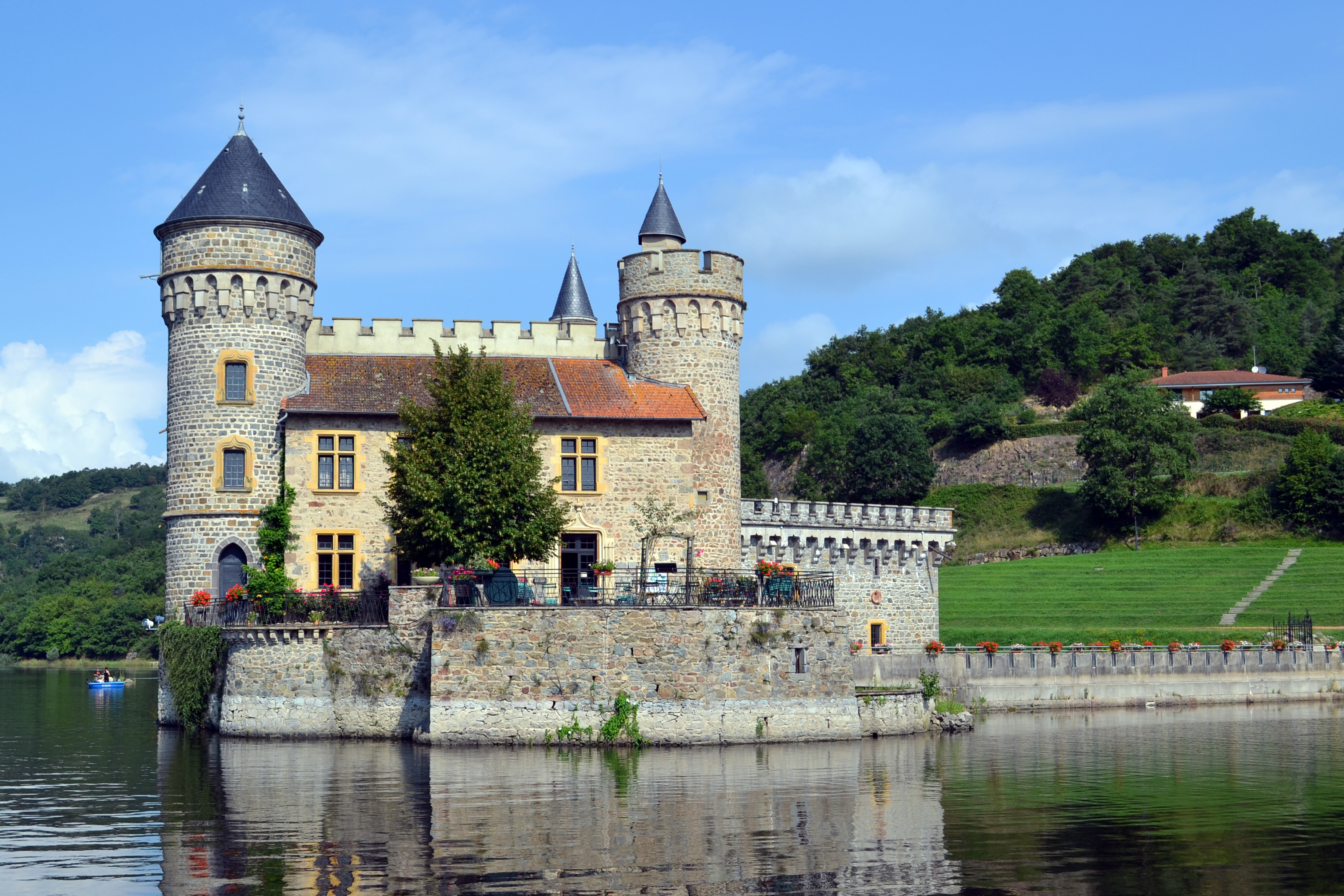 Шато сен. Ла-Рош (замок, Франция). Шато де ла Рош. Замок Бретеш Франция. Франция замок ля Рош.