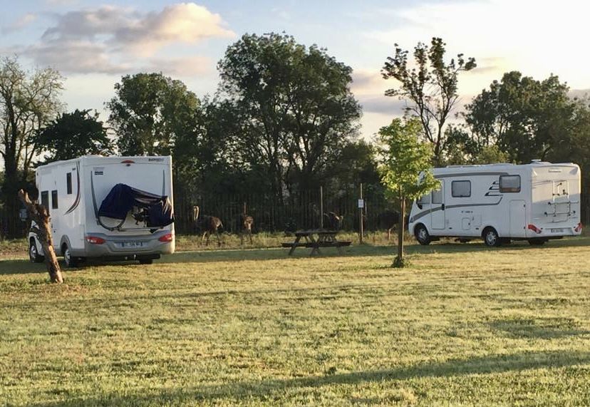 Aire d'accueil camping-cars à la Ferme de l'Autruche Drômoise