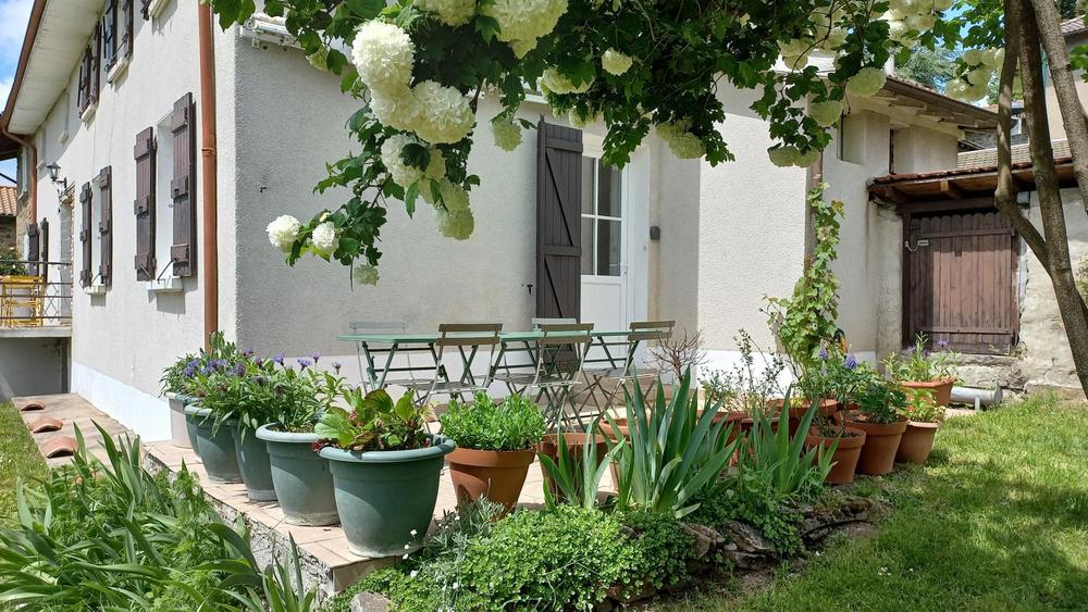 Gîte / Maison de Vacances \'La Maison d\'Ida\' à Meaux la Montagne (Rhône, Beaujolais Vert, proximité du Lac des Sapins) : la maison et la terrasse.