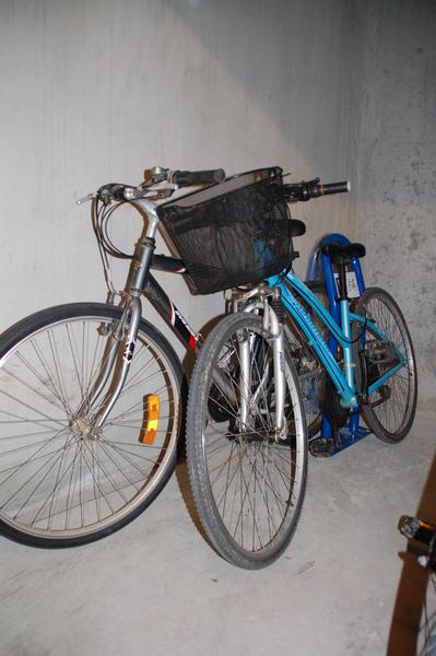 Deux vélos dans un local.