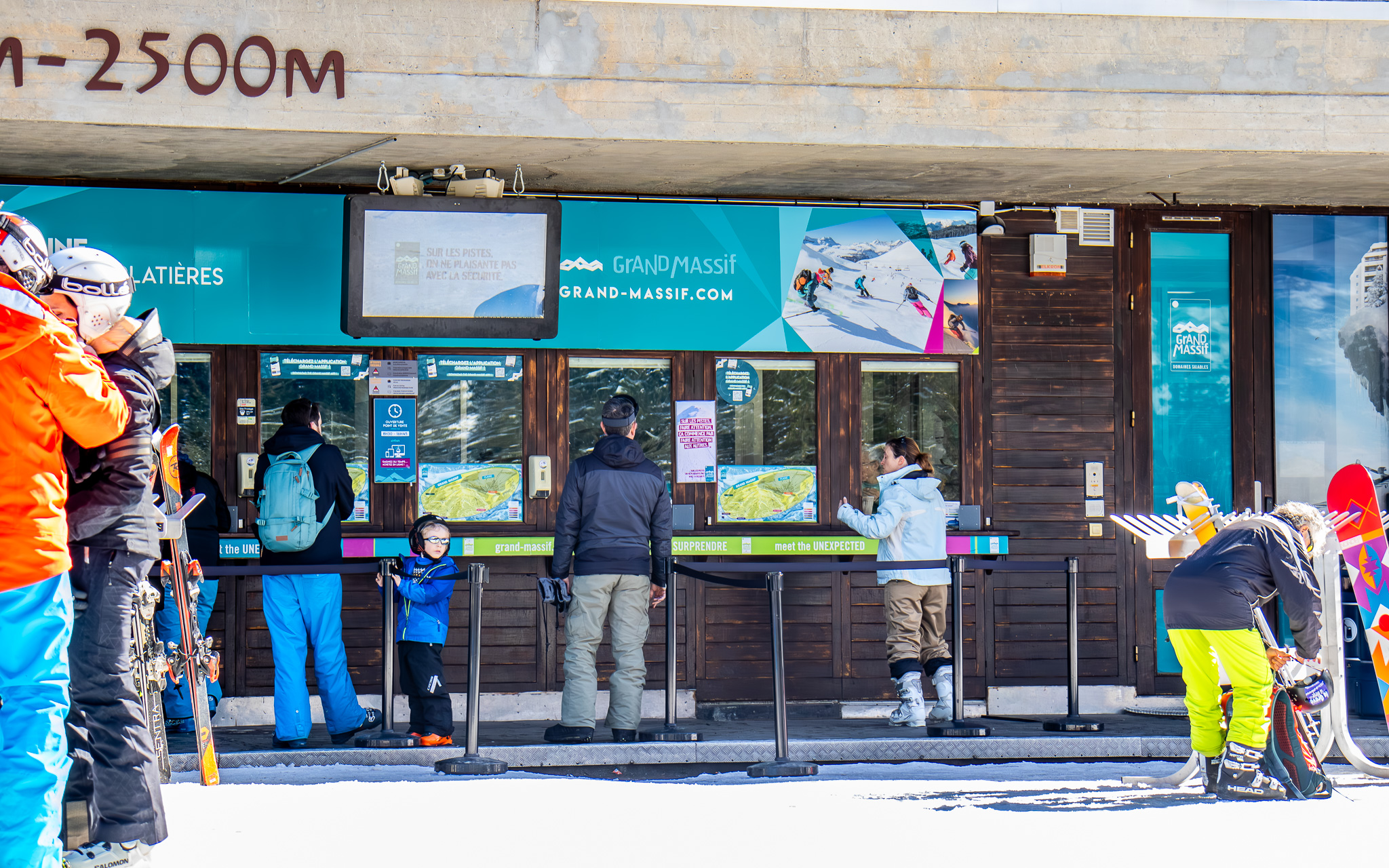 Front view of the Grandes Platières cable car ticket offices