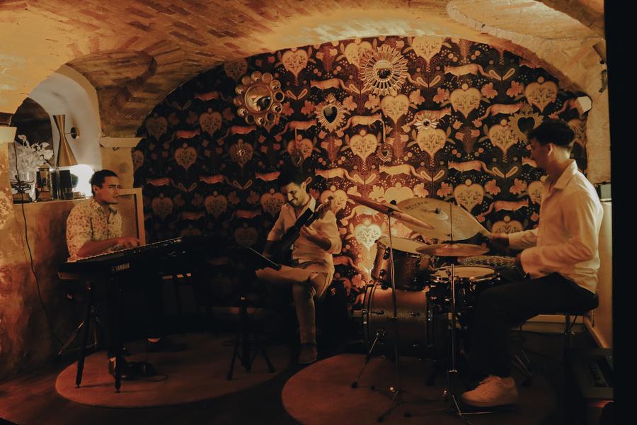 salle du bar, jazz concert, atmosphère cosy zitto bar à cocktail, port de nice