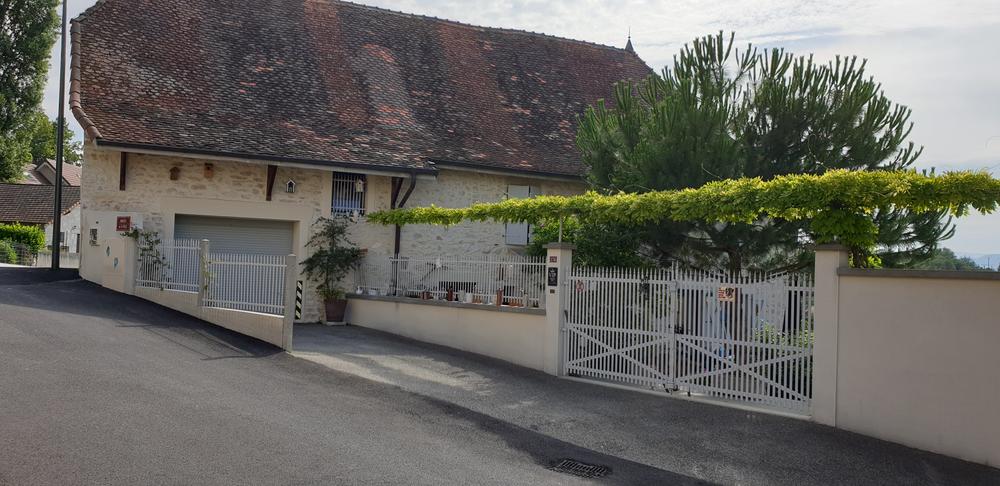 la maison /arrivée - Chambre d'Hôtes Les Nichoirs Pusignieu à Creys Mépieu - Balcons du Dauphiné