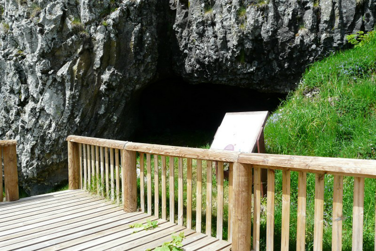 "Entre deux mondes": Visite de la grotte de Longetrée