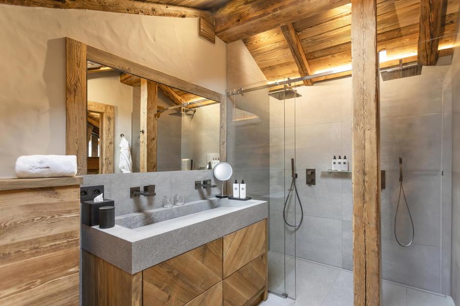 Salle de bain avec douche