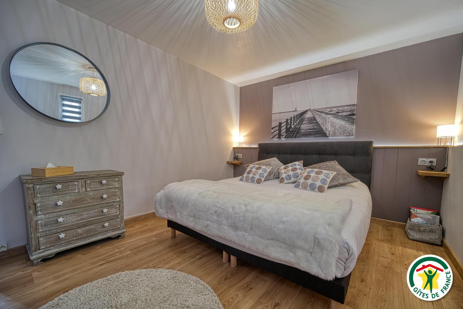 La chambre avec un lit double ou deux lits simples (1x180 ou 2x90)