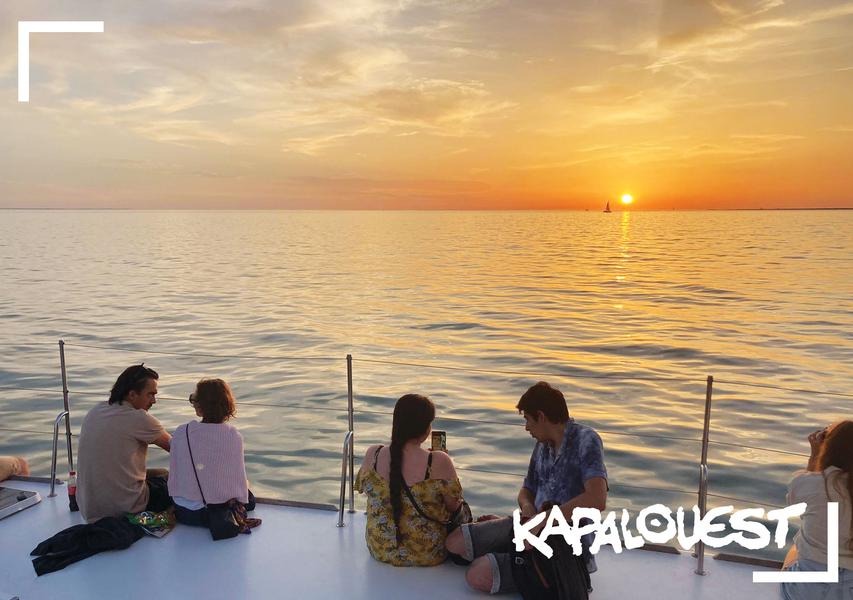 À lheure du coucher du soleil à bord de Kapalouest