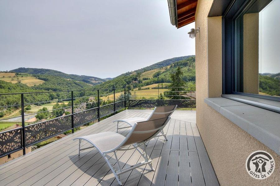 Gîte/maison de vacances indépendante \'La Belle Vie Là!\' à Saint-Forgeux (Rhône, Beaujolais, proximité Tarare et Lac des Sapins) : Vue imprenable depuis la terrasse.