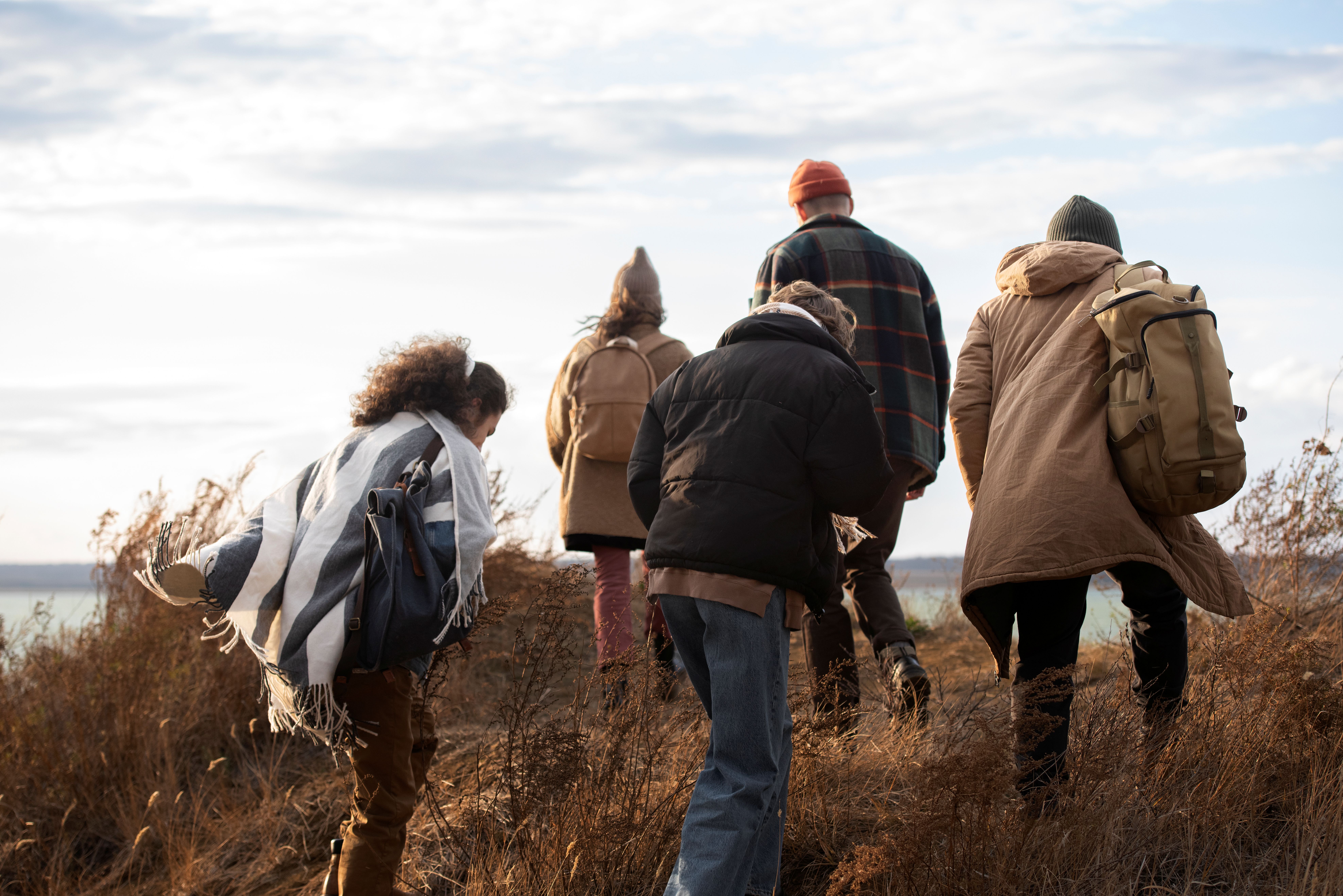 Des amis marchent arrivent ensemble sur le haut d'une colline