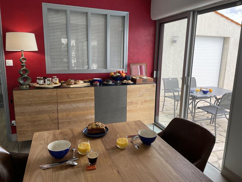 La table de la salle à manger au petit-déjeuner.