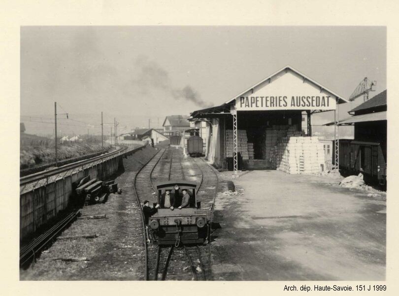 Voie ferrée desservant les Papeteries, rive gauche du Thiou, vue sur les entrepôts de stockage