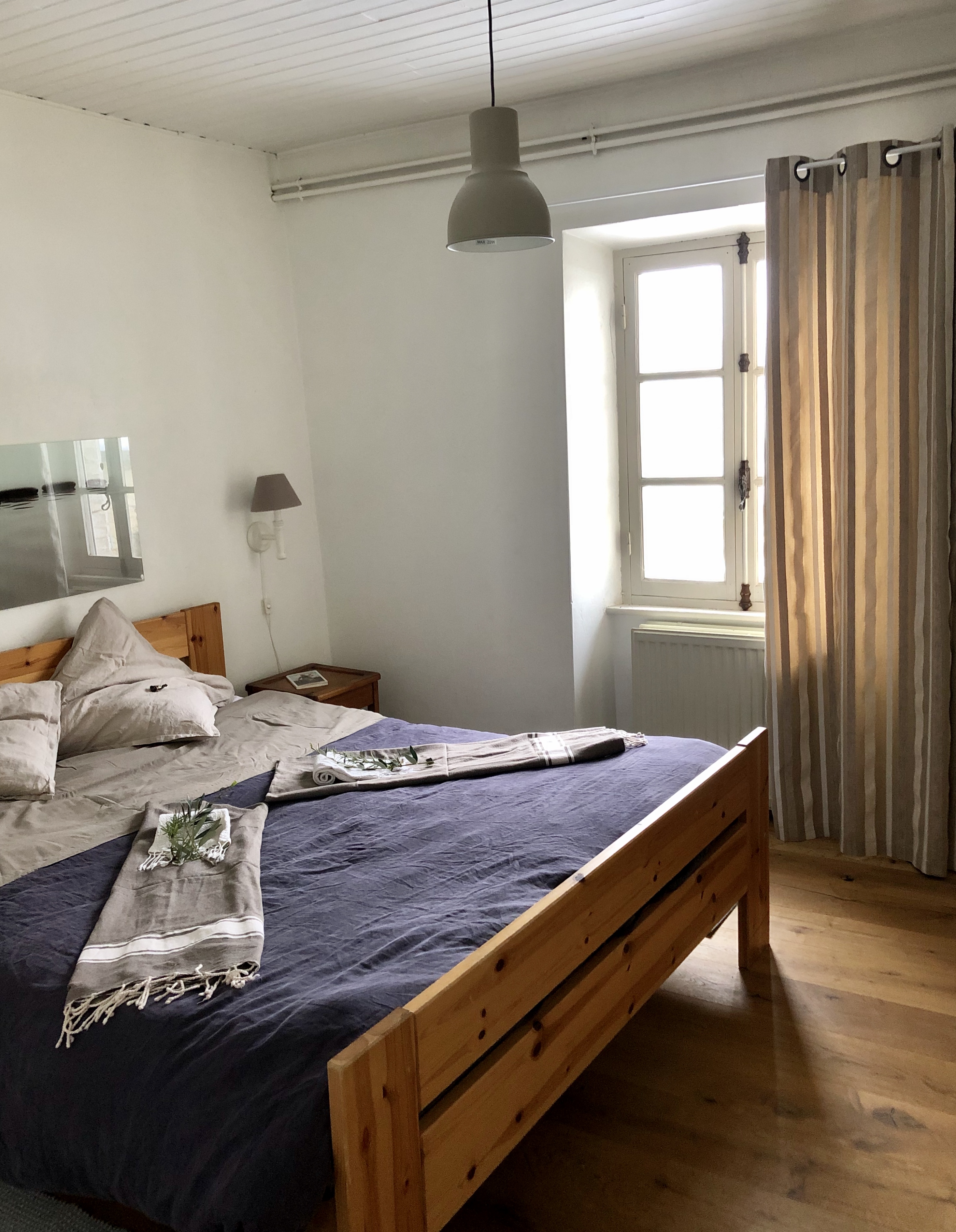 Chambre avec un lit double