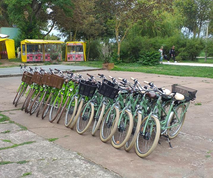 une quinzaine de vélos garés.