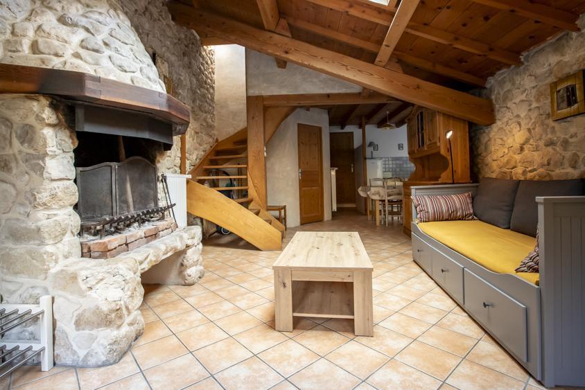 La pièce de vie et la cheminée