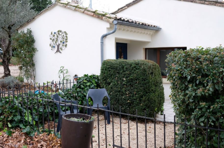 Vue sur l'entrée du gîte