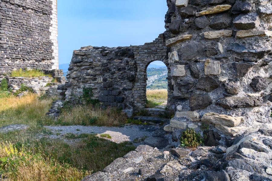 Tour et ruines du château de La Roche_Mirabel