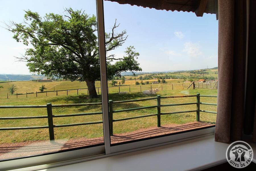 Chambres d\'hôtes \'La Ferme Fleurie\' à Thizy-Les-Bourgs, en Haut Beaujolais, dans le Rhône, proximité Roanne (42) et Lac des Sapins : vue sur la campagne - Chambre \