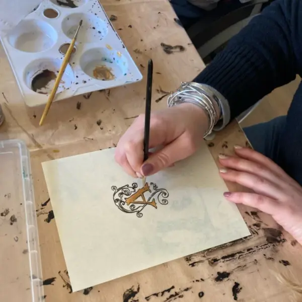 Main en train de faire de l'enluminure 