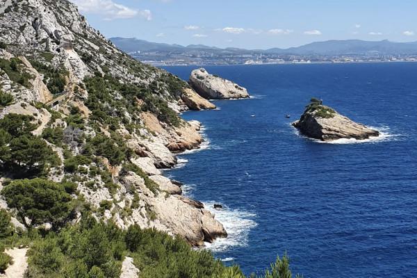 Catamaran dans la baie de Marseille. Départ l'Estaque