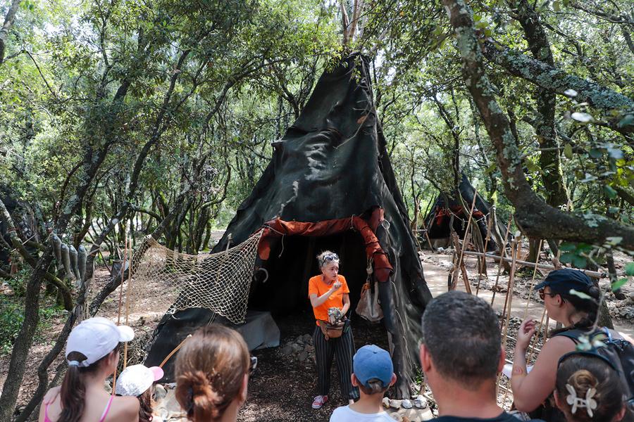 Explorez le campement paléolithique