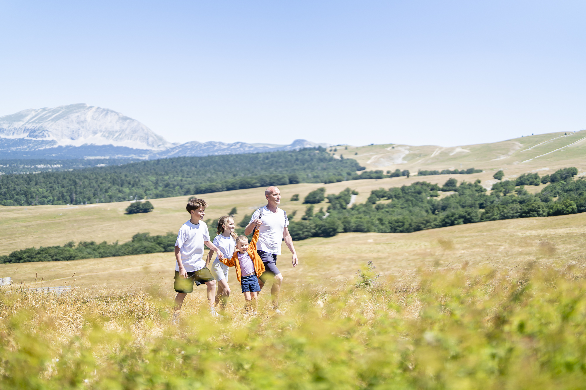 Famille dans la plaine et les montagnes
