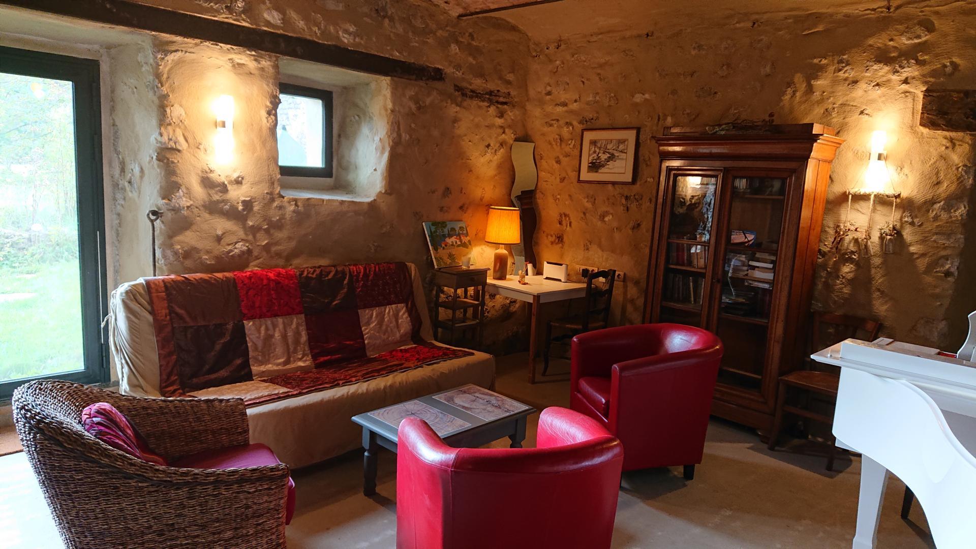 Le salon chaleureux avec deux canapés et quatre fauteuils