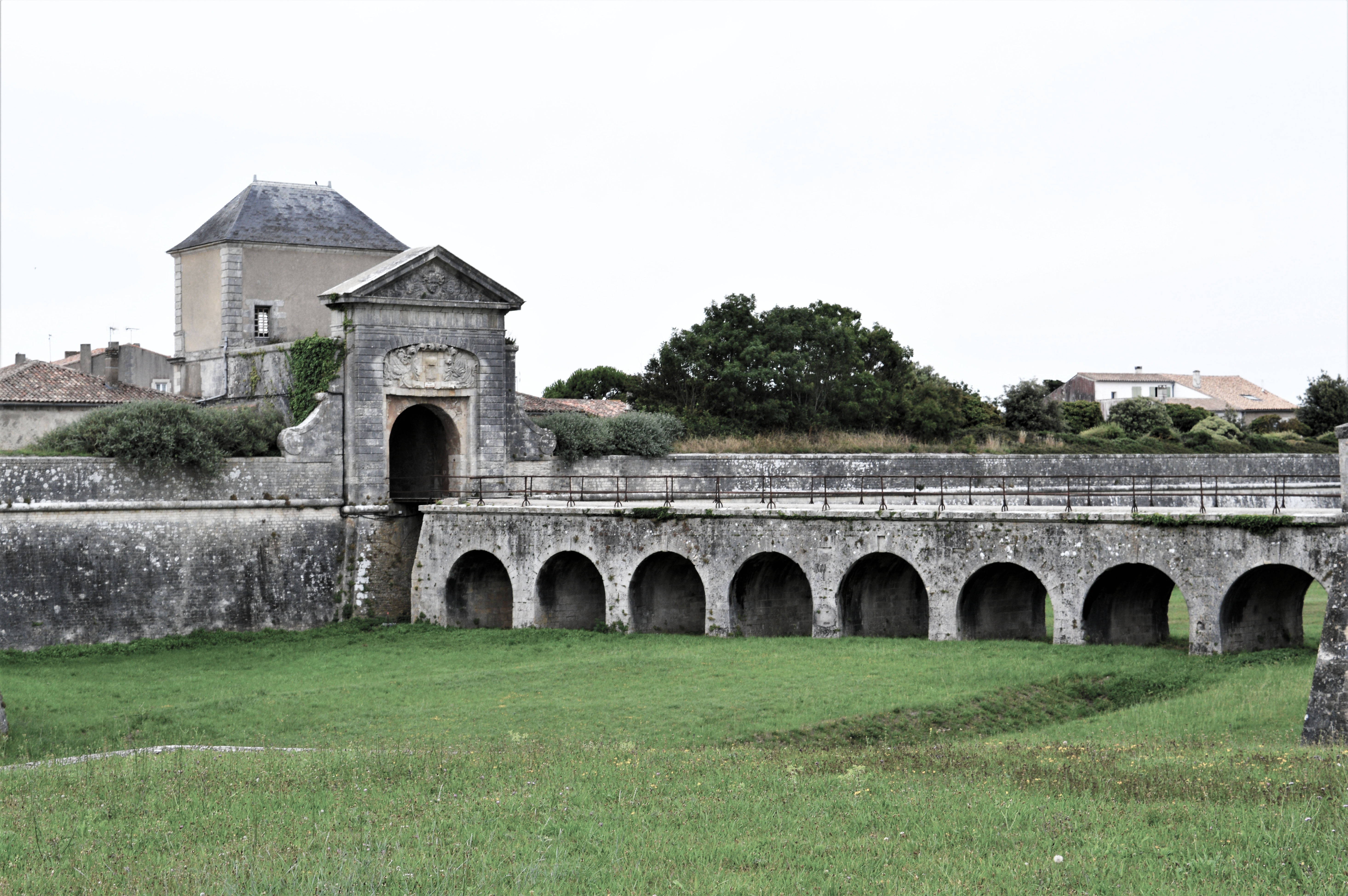 Visite historique guidée à pied de Saint-Martin-de-Ré, ville fortifiée par J&M EVASION