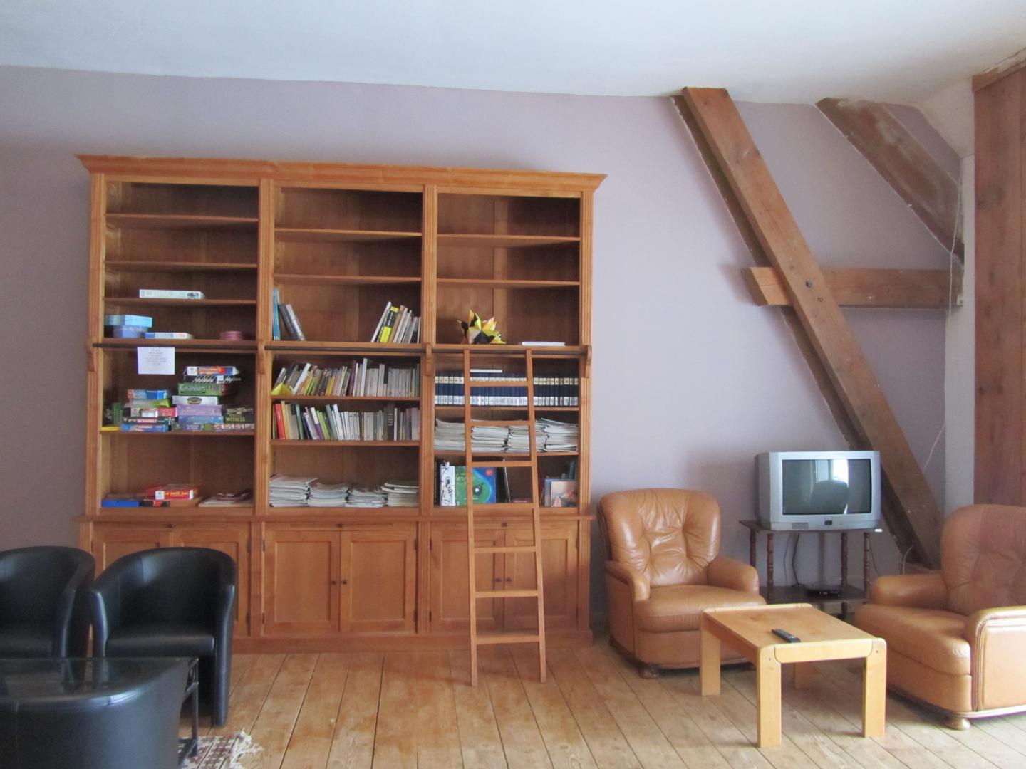 Le salon (bibliothèque, jeux, piano, documentations...)